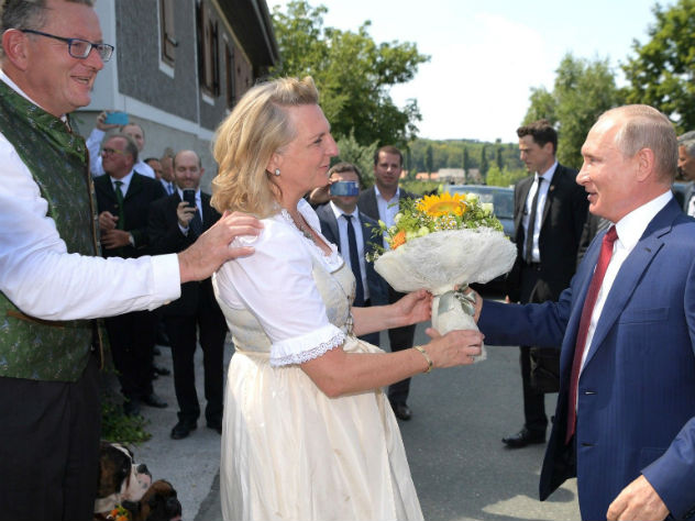 Путин поздравляет Карин Кнайсль и ее избранника Вольфганга Майлингера