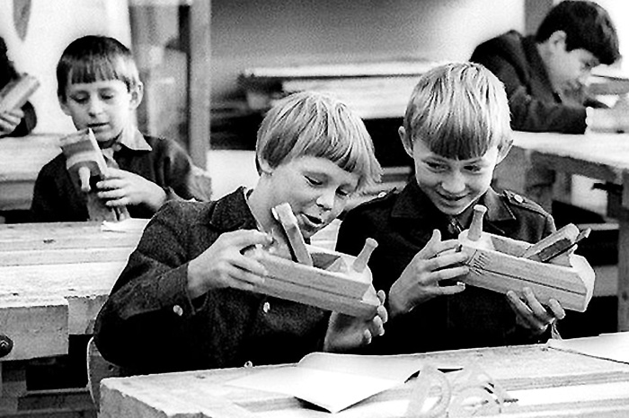 Советские школьники занимались в кружках и на уроке труда не отлынивали, поэтому и соображали намного лучше современных детей
