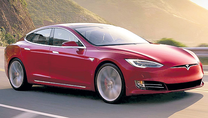 Tesla. Флагманская модель S P100D имеет электромотор мощностью 762 л. с. С 0 до 100 км/ч разгоняется за 2,7 с. Стоит в Москве от 15,3 миллиона рублей