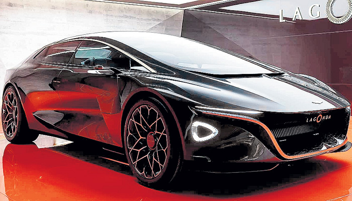 Aston Martin Lagonda Vision. Запаса аккумулятора хватает на 640 километров. Можно осуществлять беспроводную зарядку. Передние кресла разворачиваются на 180 градусов. В продажу поступит в 2021 году