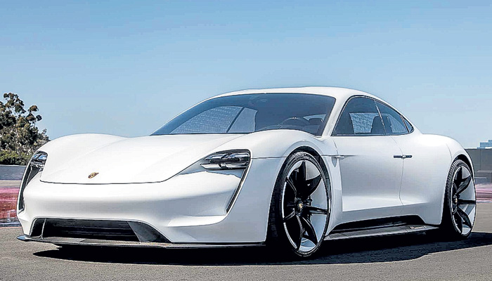 Porsche Taycan. Мощность мотора — 600 л. с. С 0 до 100 км/ч разгоняется за 3,5 с. Продажи начнутся в 2020 году
