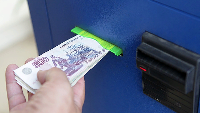 Получить фальшивую купюру можно даже в банкомате, хотя шансы не очень велики