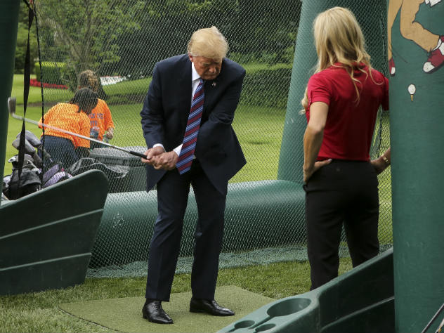 Дональд Трамп играет в гольф