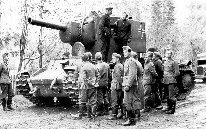 Немцы на броне советского танка КВ-1