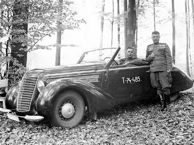 Пётр Мжачих и его водитель Тюнин на фоне трофейного автомобиля «штеер»