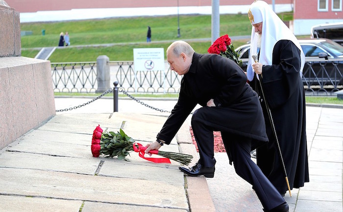 Путин и патриарх Кирилл возлагают цветы