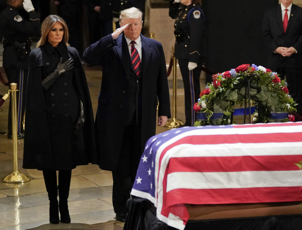 Дональд и Мелания Трамп почтили память Джорджа Буша-старшего