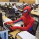 работник в костюме Человека-паука