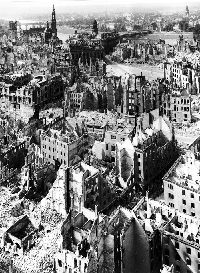 13 - 15 января 1945 г. Дрезден был уничтожен армадой американских и британских бомбардировщиков. Никаких военных целей операция не преследовала. Это был акт устрашения СССР. Тем более что город после войны должен был оказаться в советской зоне оккупации