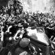 На фото запечатлена восторженная встреча маршала Ивана Конева в мае 1945 года с жителями Праги. Теперь же многие чехи думают, что их столицу освобождали американцы, в честь которых устраивают театрализованное шествие