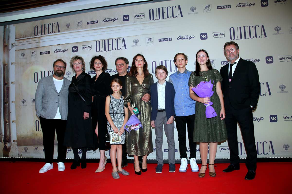 Друбич, Апексимова, Воробей, Сюткин, Тодоровский с красавицами дочками на премьере фильма «Одесса»