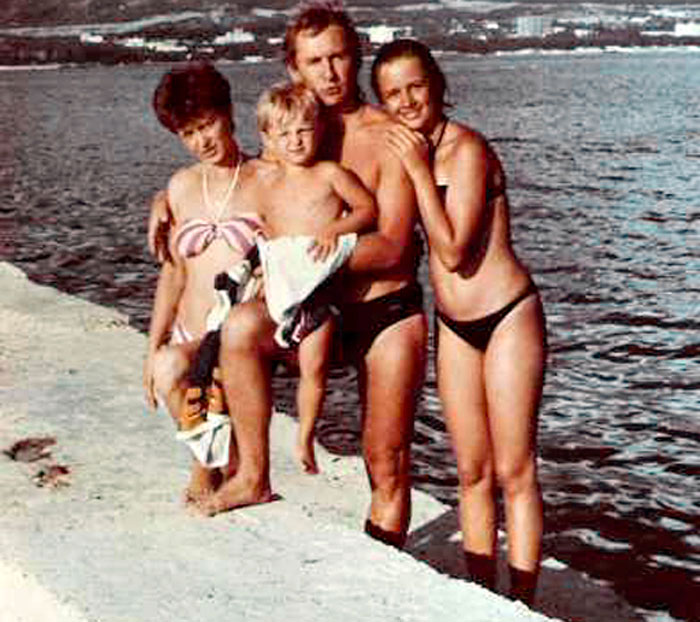Сергей с семьёй на отдыхе (конец 80-х)