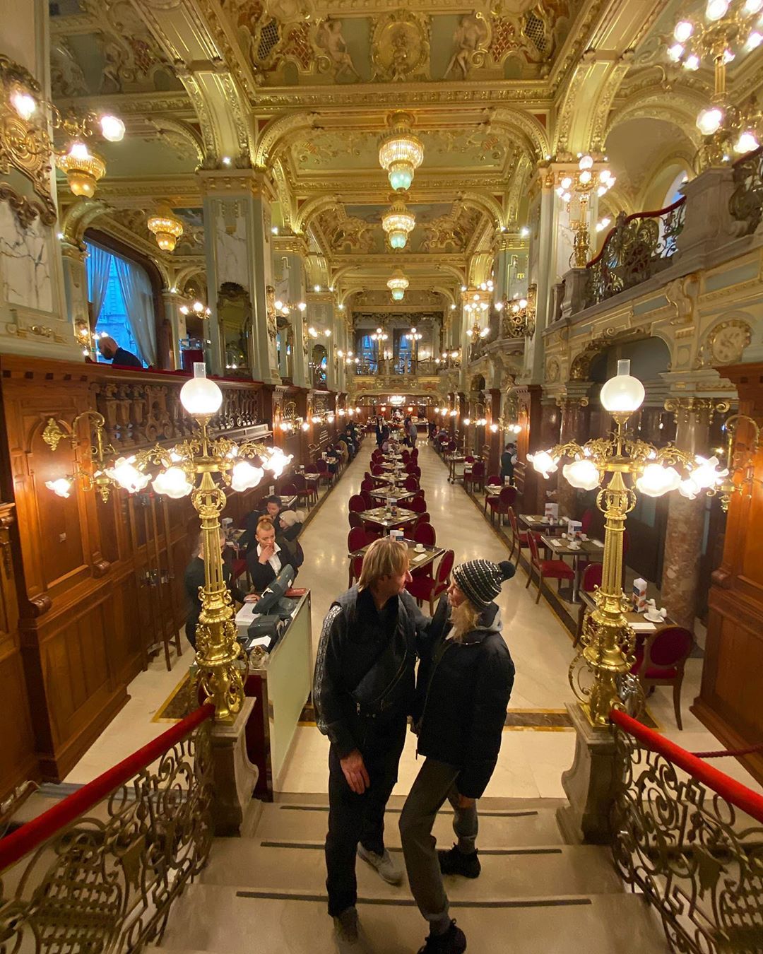 Куда поехать недорого на несколько дней? Яна Рудковская и Евгений Плющенко в New York Palace в Будапеште. Фото: инстаграм*
