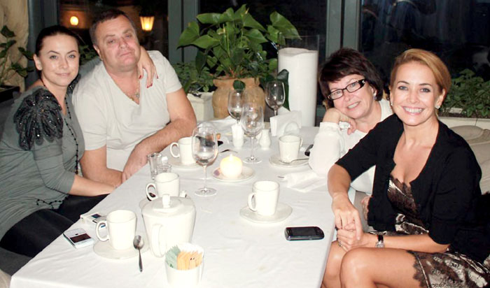 Жанна Фриске (справа) обожала устраивать семейные посиделки с родителями и с сестрой Наташей