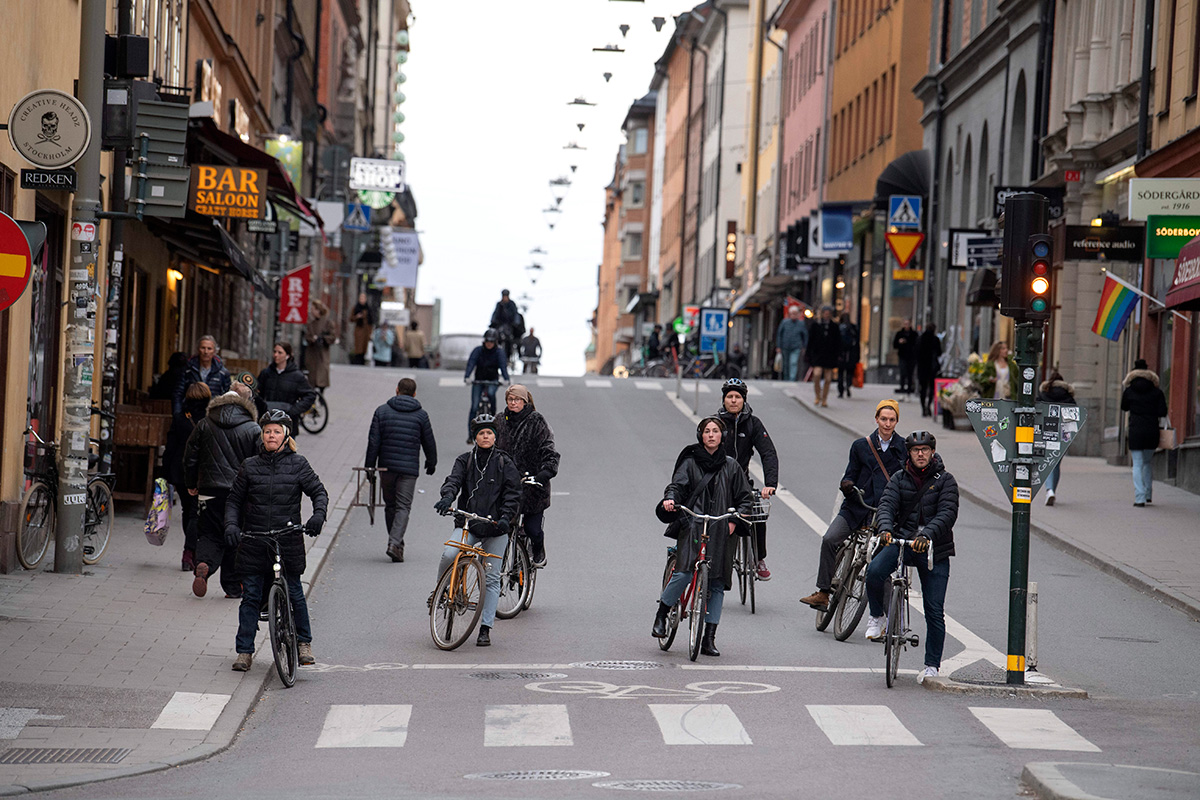 На улицах Стокгольма нет людей в медицинских масках и нет запрета на перемещение по городу