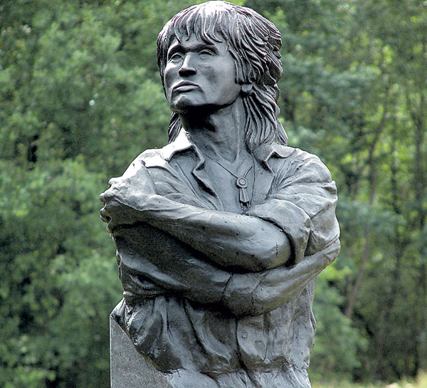 Памятник на могиле певца на месте его гибели в Латви