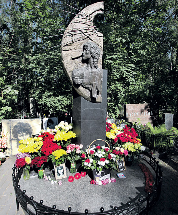 Памятник на могиле певца в Санкт-Петербурге