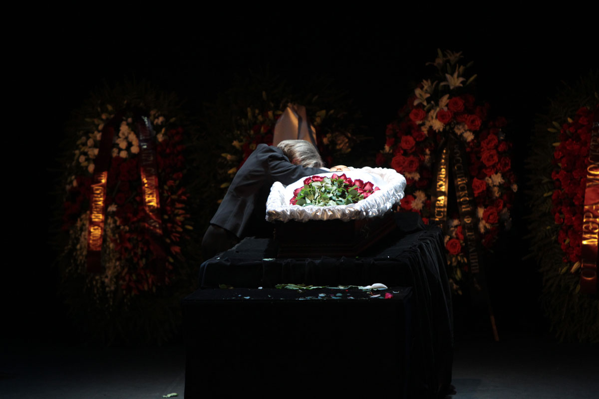 Жанна Болотова у гроба супруга Николая Губенко