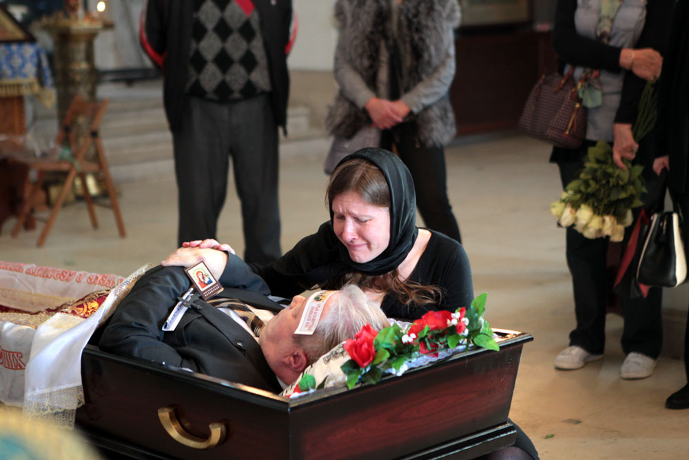 Вдова Владимира Чуприкова у его гроба