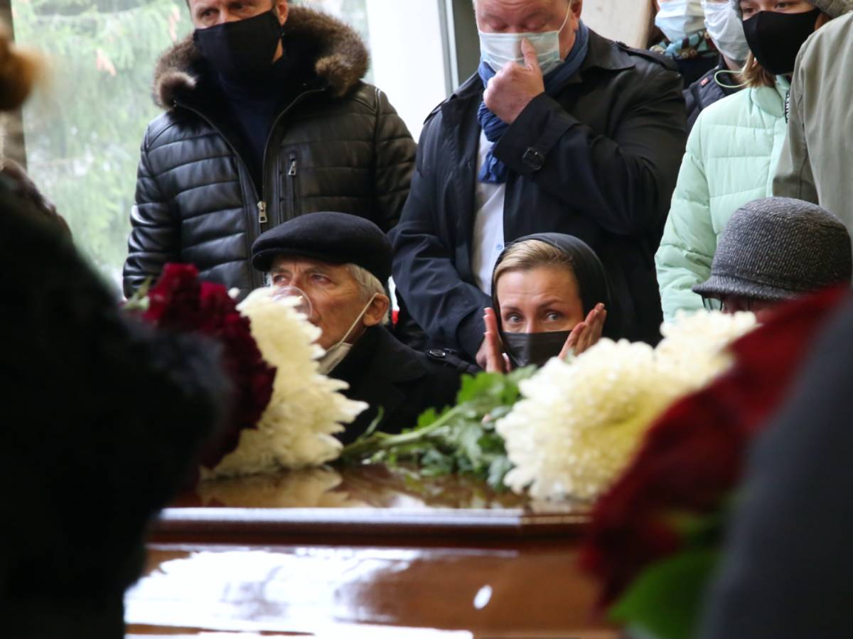 Вдова Колтового во время похорон телеведущего. Фото Бориса Кудрявова