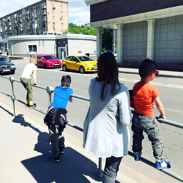 На своей странице в соцсети Тарханова выкладывает фото сыновей только со спины