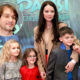 Марина Александрова с детьми и их подружкой. В круге - муж актрисы Андрей