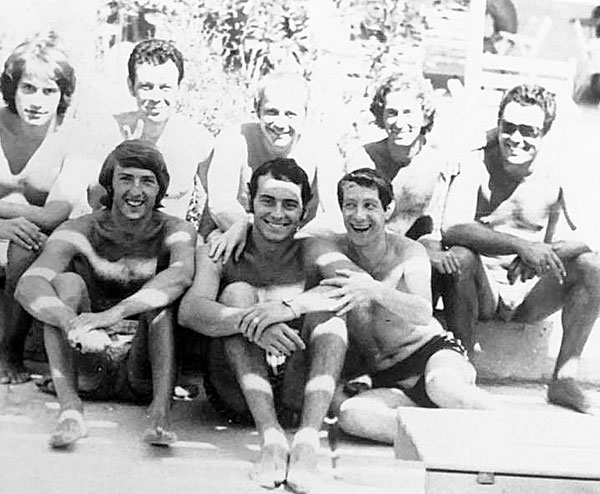 Плоткин (справа в нижнем ряду) с друзьями Евгением Шнайдманом (приобнял его) и легендарным ведущим КВН Александром Масляковым (над Шнайдманом)