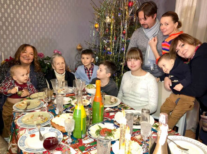 Наталья Бондарчук с внуками, мамой - актрисой Инной Макаровой, детьми и невесткой Юлей