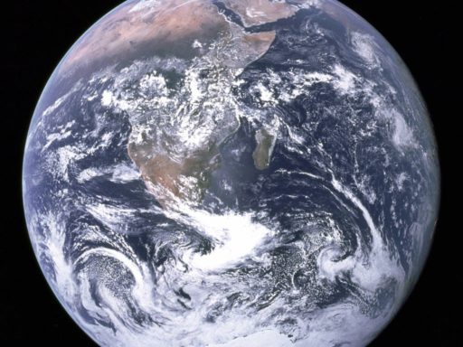 Земля погрузилась в облако плазмы: человечество накрыла самая мощная за 20 лет магнитная буря