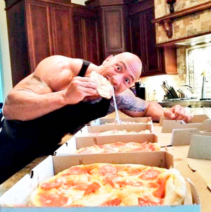 Пиццу ДЖОНСОН ест раз в год, но с завидным аппетитом. Фото: instagram