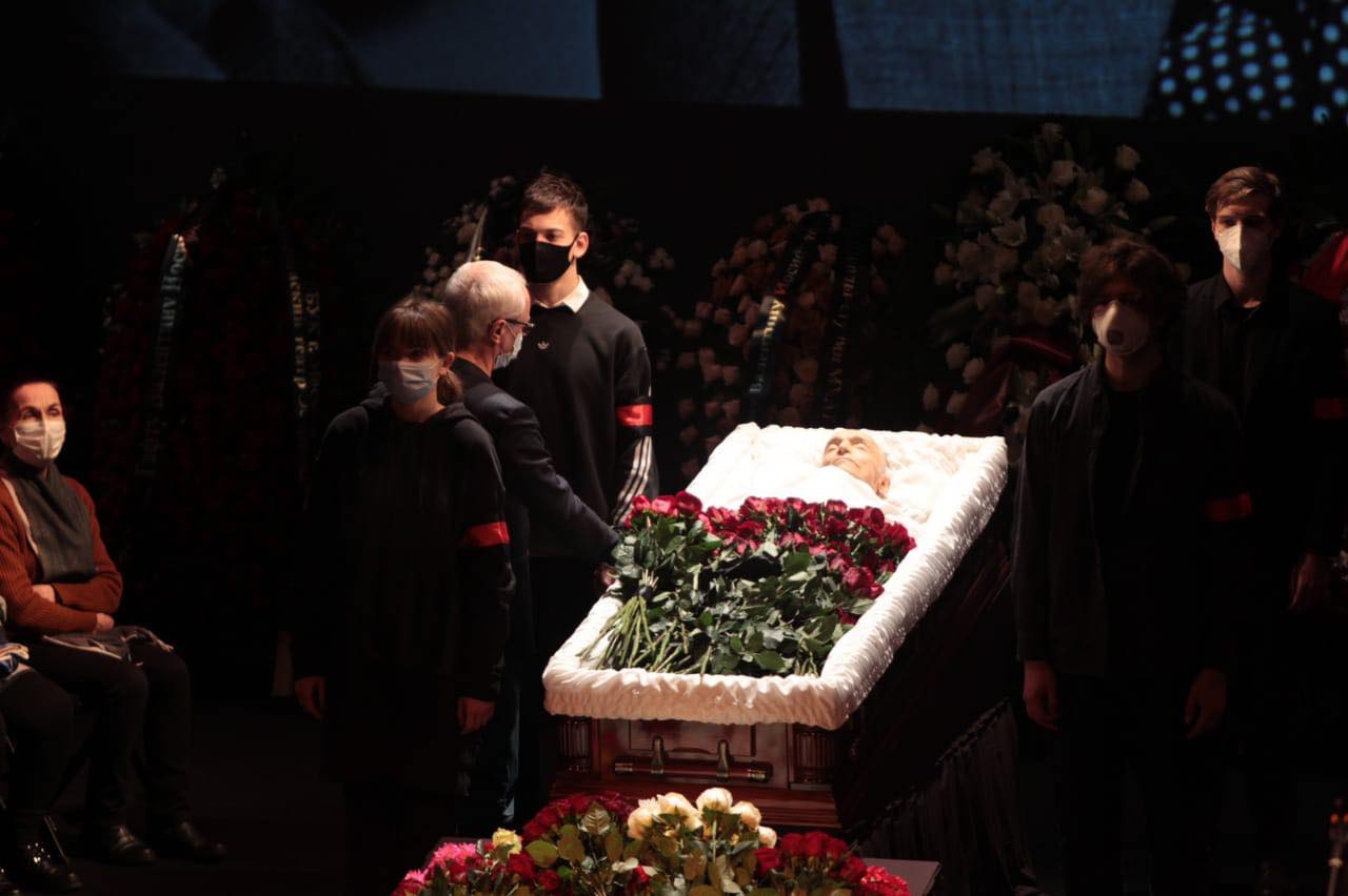 Рядом с кем похоронили ширвиндта. Театр Современник прощание с артистом. Церемония прощания с Валентином Гафтом.