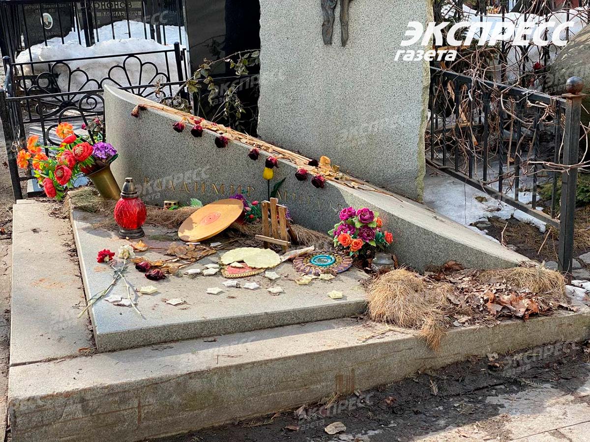 Кладбище во сне для женщины и могилы. Могила Мигули на Ваганьковском. Мигуля памятник на Ваганьковском.