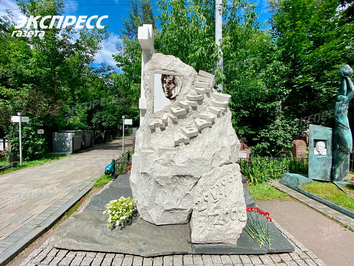 памятник абдулова на кладбище фото