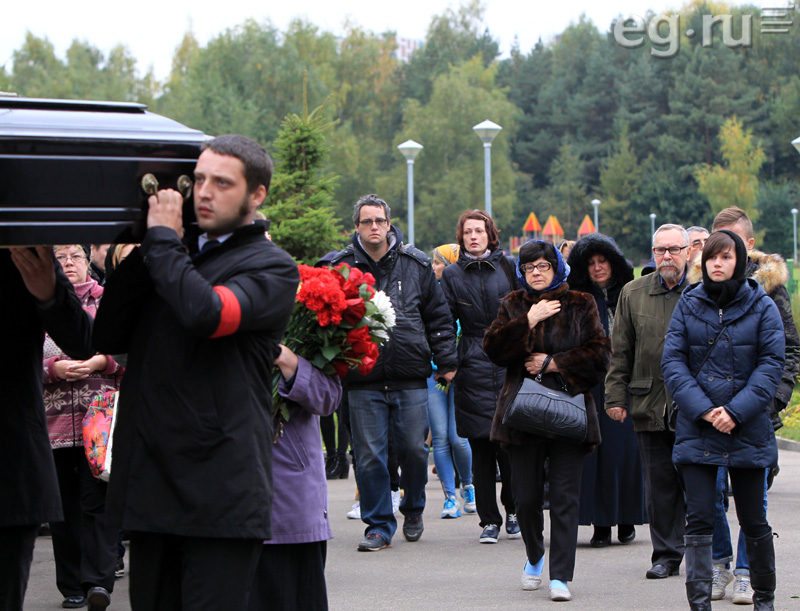 Похороны егора клинаева. Лёля Баранова на похоронах Егора Клинаева.