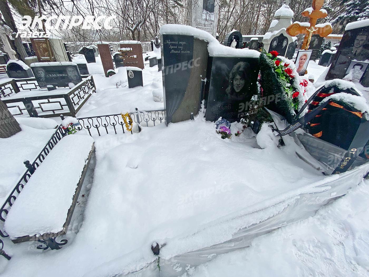 Женя белоусов личная жизнь причина смерти. Могила жени Белоусова. Женя Белоусов Кунцевское кладбище. Женя Белоусов могила. Женя Белоусов могила 1997.