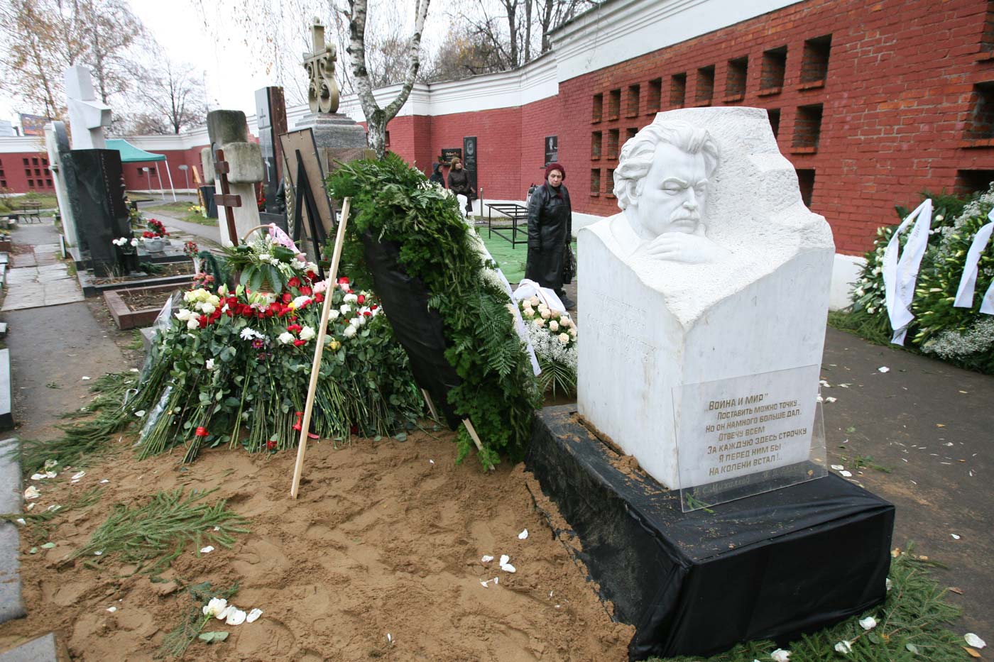 Могила ширвиндта на новодевичьем кладбище фото. Могила Алены Бондарчук на Новодевичьем. Памятник Волчек Новодевичье кладбище. Могила Волчек на Новодевичьем кладбище. Могила Сергея Бондарчука и Алены на Новодевичьем.