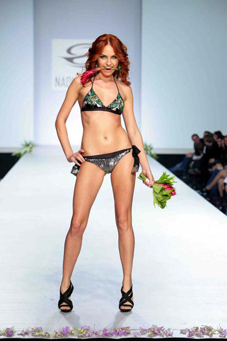 Жағажайда олар қызды ақша үшін секс көруге көндірді. Ретро стиліндегі лесбиянкалар