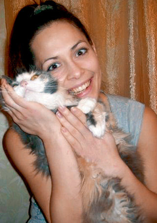 Любимый котик помогает девушке бороться со стрессами