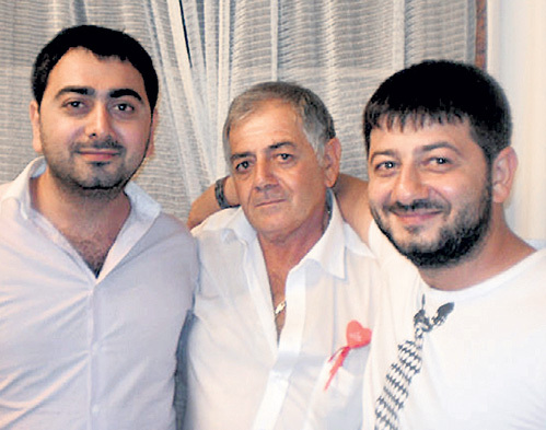 Отец семейства Сергей Ншанович всегда старался примирить сыновей Давида и Мишу