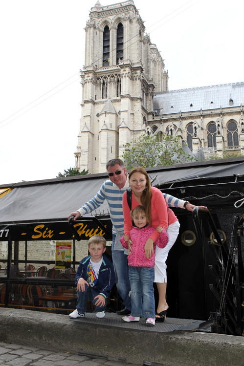 В Париже Николай БОРИСОВ показал баржу, на которой, возможно, жил Пьер РИШАР