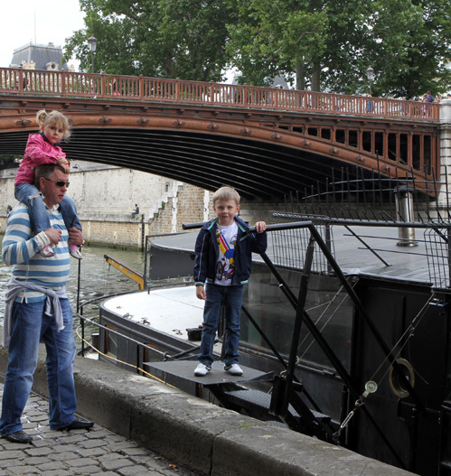 Ваня и Маша признались родителям, что хотели бы тоже жить на кораблике