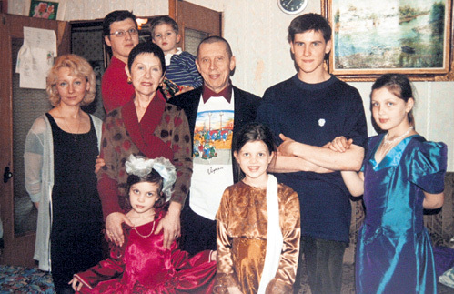 В браке с Тамарой (слева от Золотухина) у актёра родился сын Сергей (справа от Золотухина). По одной из версий, парень увлекся оккультными религиями, поэтому покончил жизнь самоубийством