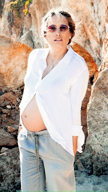 Аузындағы кисканың суреті Әйелдердің ерлерді жұлқылап жатқан видеосы