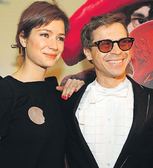 Ол еңкейді де, ол фотоны жарып жіберді.