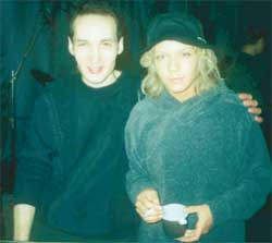 Жұмыс үстелінің астындағы жалаңаш сурет