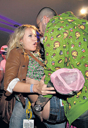 Жеке орыс үй әуесқойлық порно фотосуреттер Туған күн кешіндегі мас секс видео