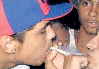 Досуг «золотой молодёжи»: Ратмир ШИШКОВ курит травку под присмотром старшего «брата» ТИМАТИ