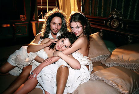 Бір орыс жігіті порно көріп отырған. Қынаптың кең ашылуы