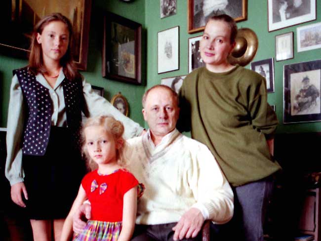 2000-год-Андрей-Юрьевич-с-женой-Екатериной,-дочерьми-Надеждой-и-Елизаветой