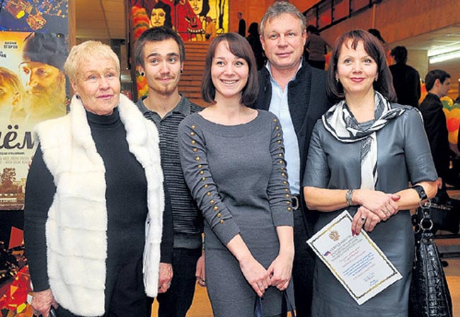 Семья - крепкий тыл актёра и продюсера: с мамой Галиной Ивановной, зятем Иваном, дочкой Машей и женой Верой